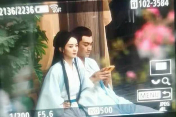 Triệu Lệ Dĩnh đẹp xuất thần trên sóng livestream mặc cho lịch trình dày đặc, lên thẳng hotsearch Weibo - Ảnh 2